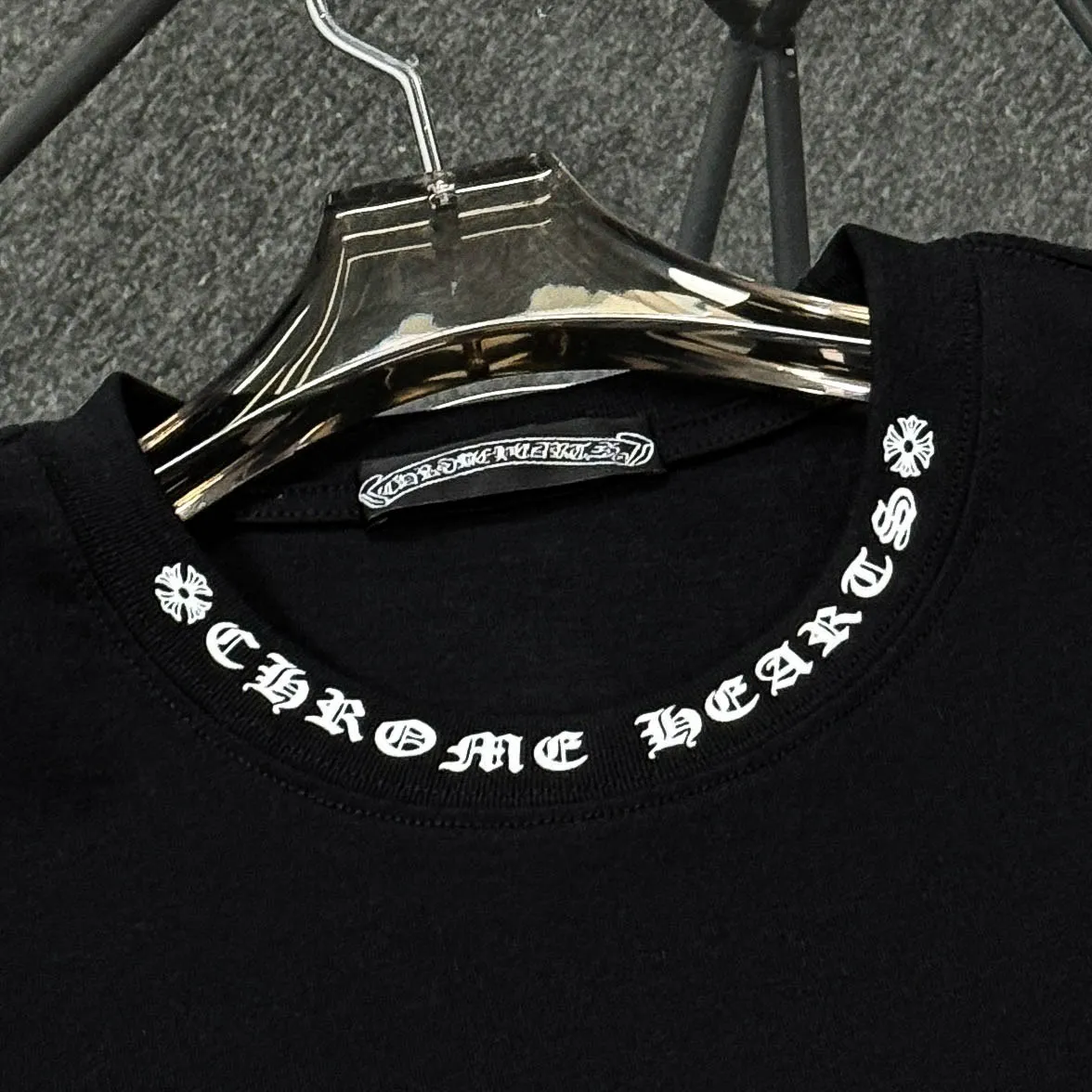 P170 Chrome Hearts 25 high-end versions. The fabric is made of 300 grams of high-density pure cotton. It does not deform or shrink. It has three labels. It is the same style for men and women. Technology: suede foaming + digital printing. Color: white, black. SIZE: S-XL.